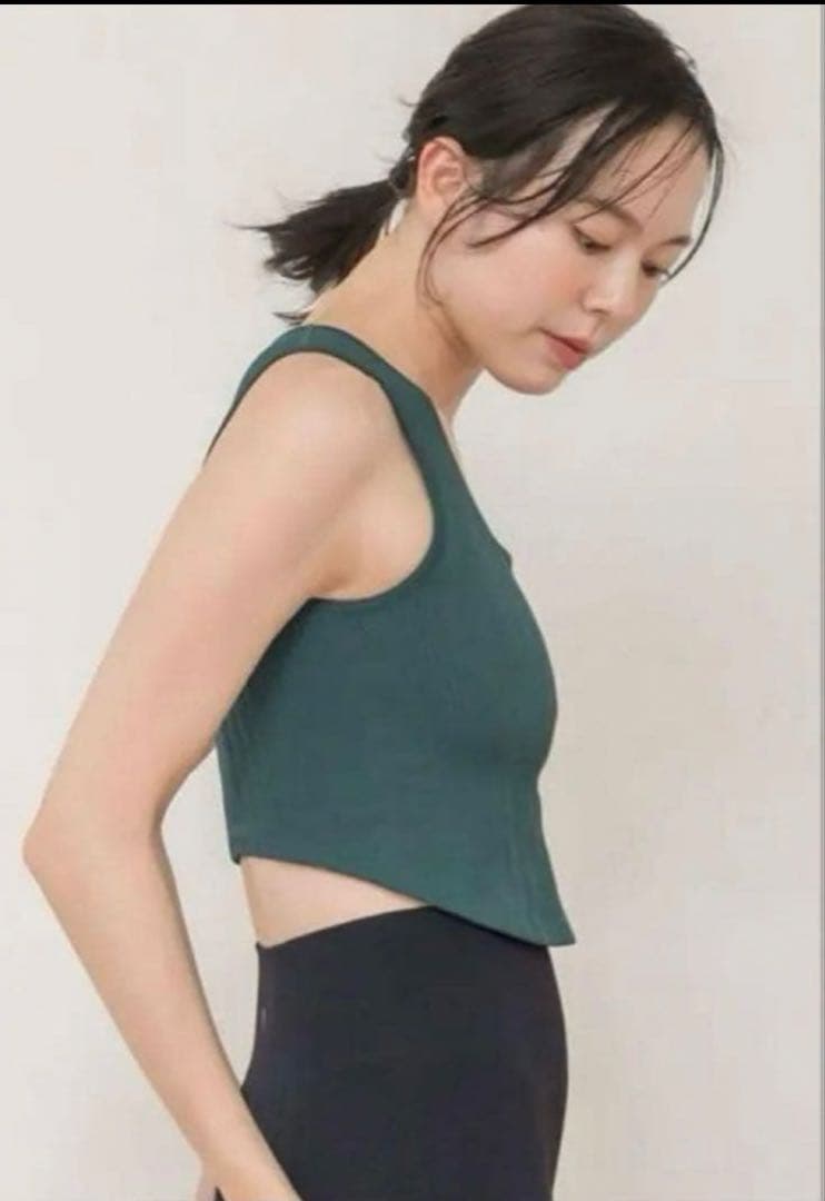 ダークグリーン ノースリーブ クロップトップ ヨガウェア
