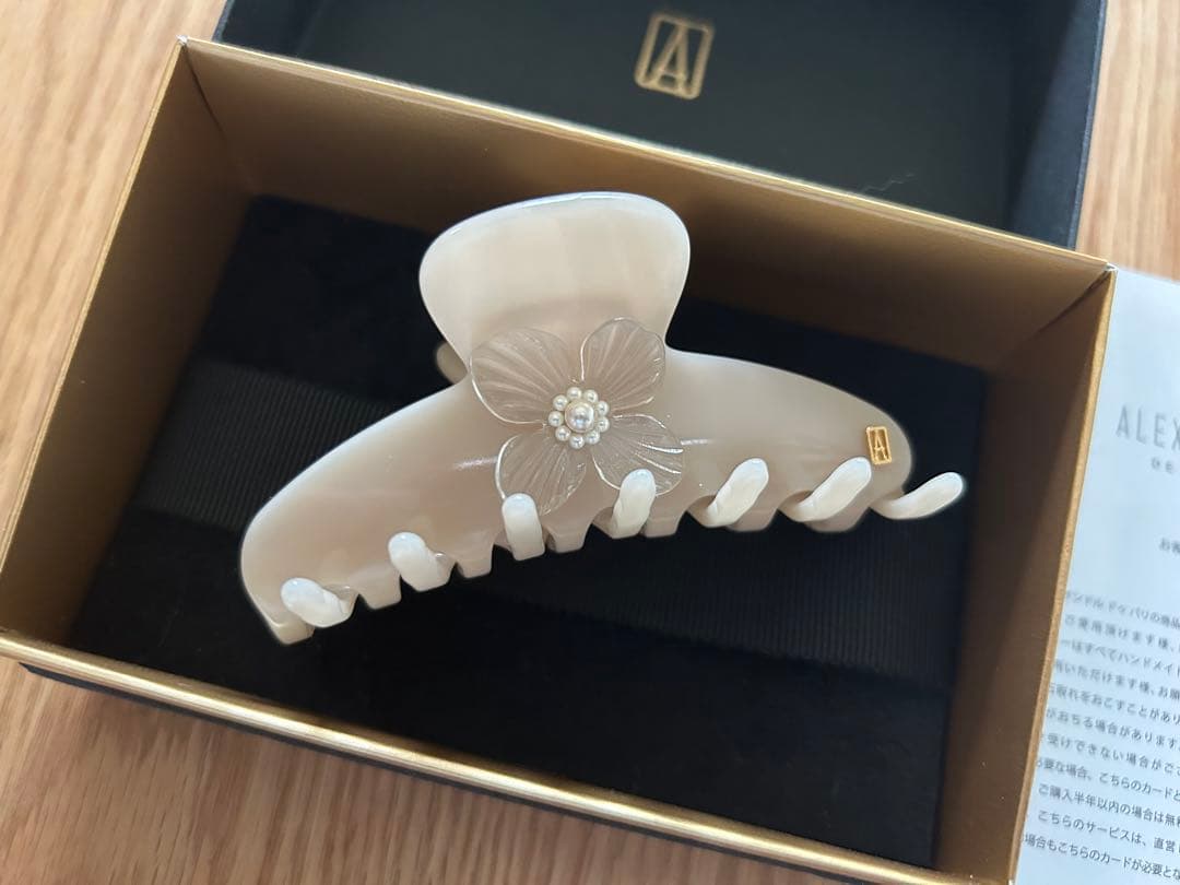 夏蜜柑さま専用　新品同様 アレクサンドルドゥパリ パールの花びらがかわいい