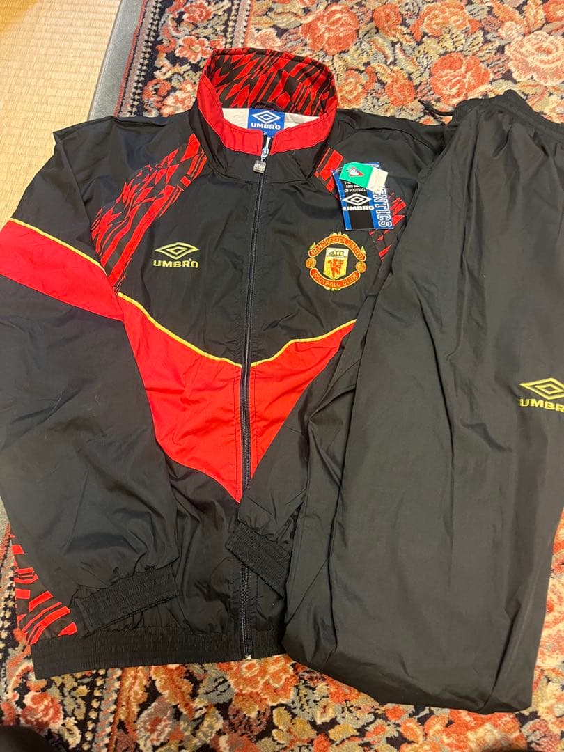 UMBRO ピステ・ウィンドブレーカー Mサイズ ブラック/レッド