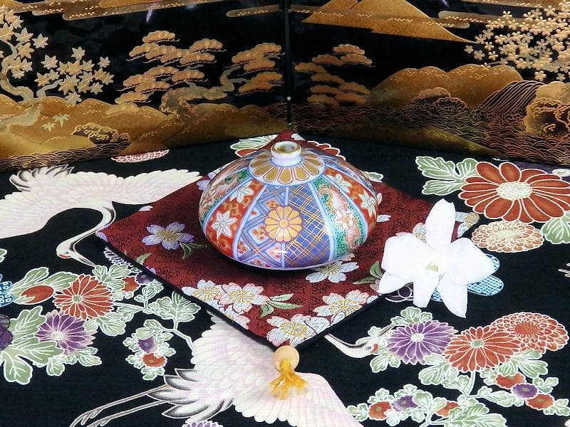 大聖寺伊万里　金襴手　割絵　十二葉菊紋に鉄線の図　油壷　N011AS-fbug