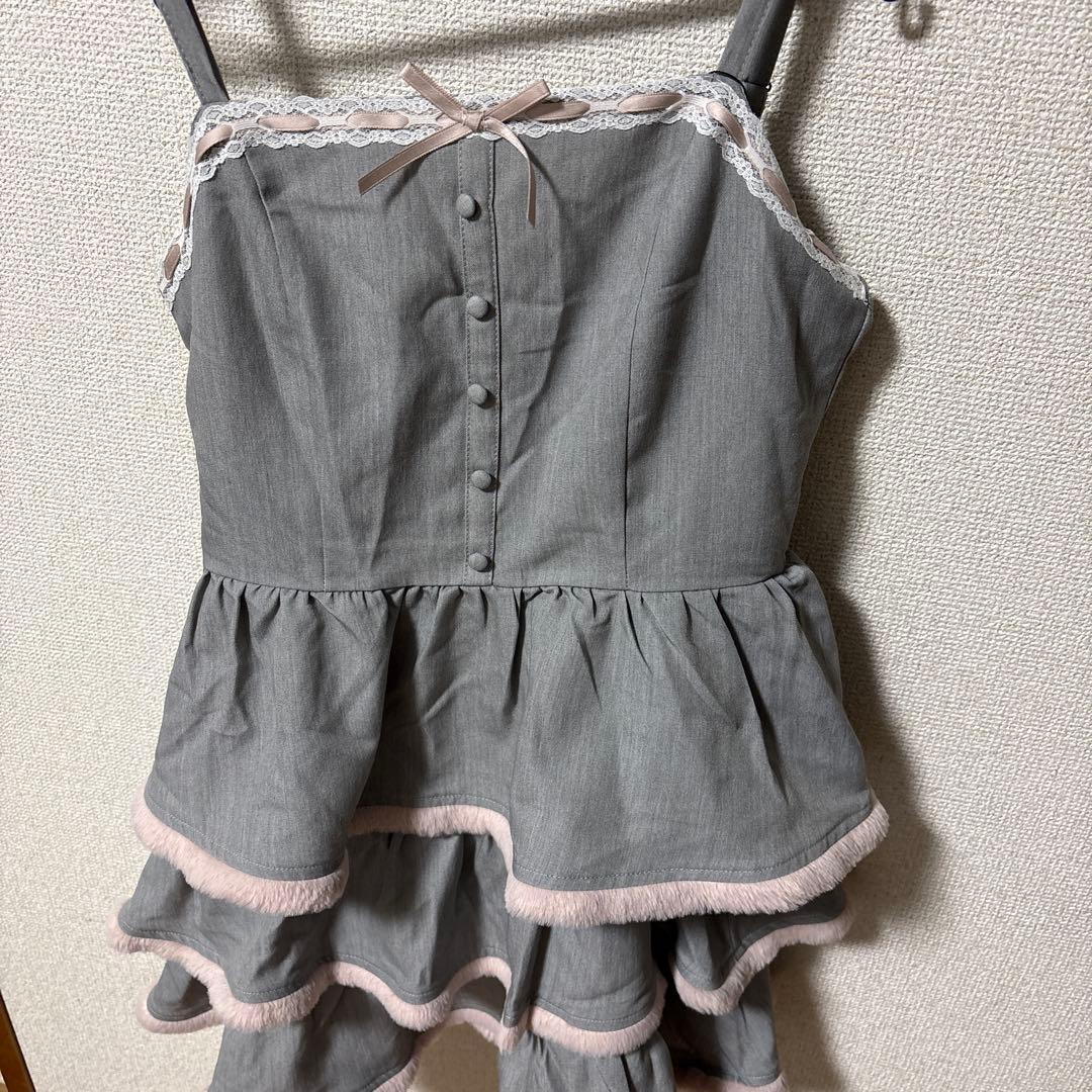 ファー付きティアードジャンパースカート pium グレー