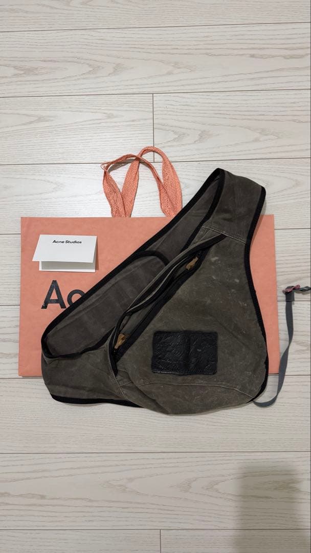 acne studios スリングバッグ　ダークグレー