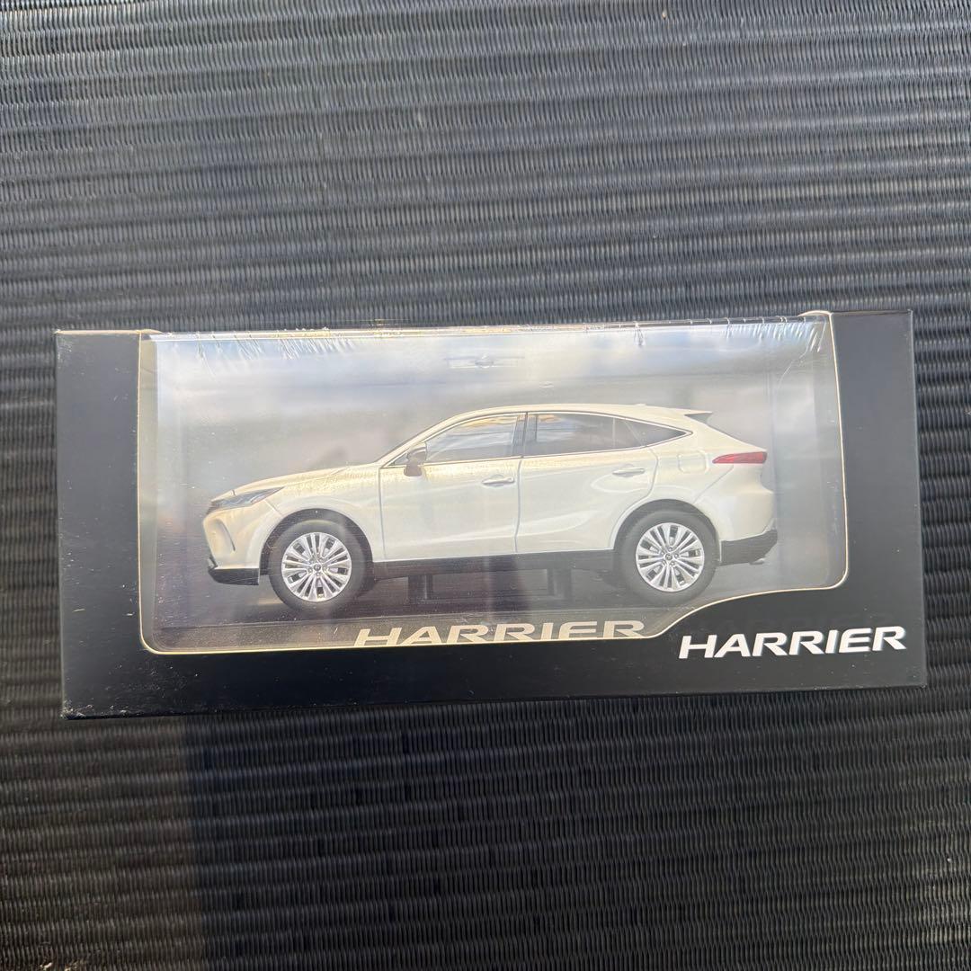 トヨタ HARRIER ミニカー 1/30 ホワイト
