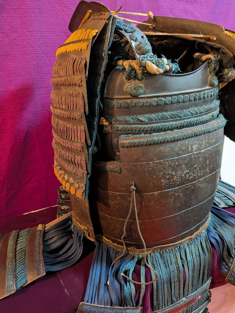 戦国末期〜江戸時代中期頃時代本歌武家着用実戦鎧凄まじい迫力鉄地鎧胴袖鎧櫃付当時物