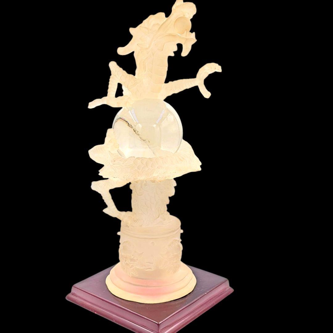 【風水・縁起物】開運龍の大型置物　水晶玉を抱える龍　台座付き