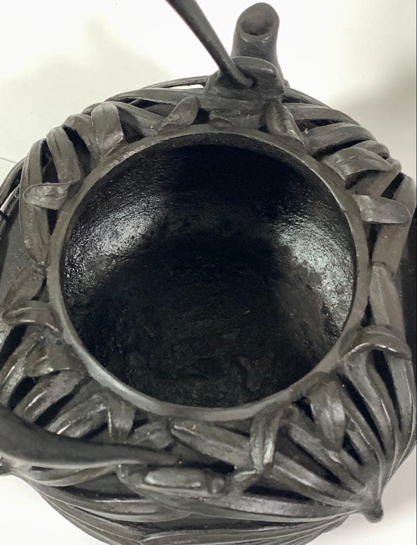 金龍堂造 高肉彫菊花文 鉄瓶 銀象嵌持手 蓋つまみ純銀 在銘