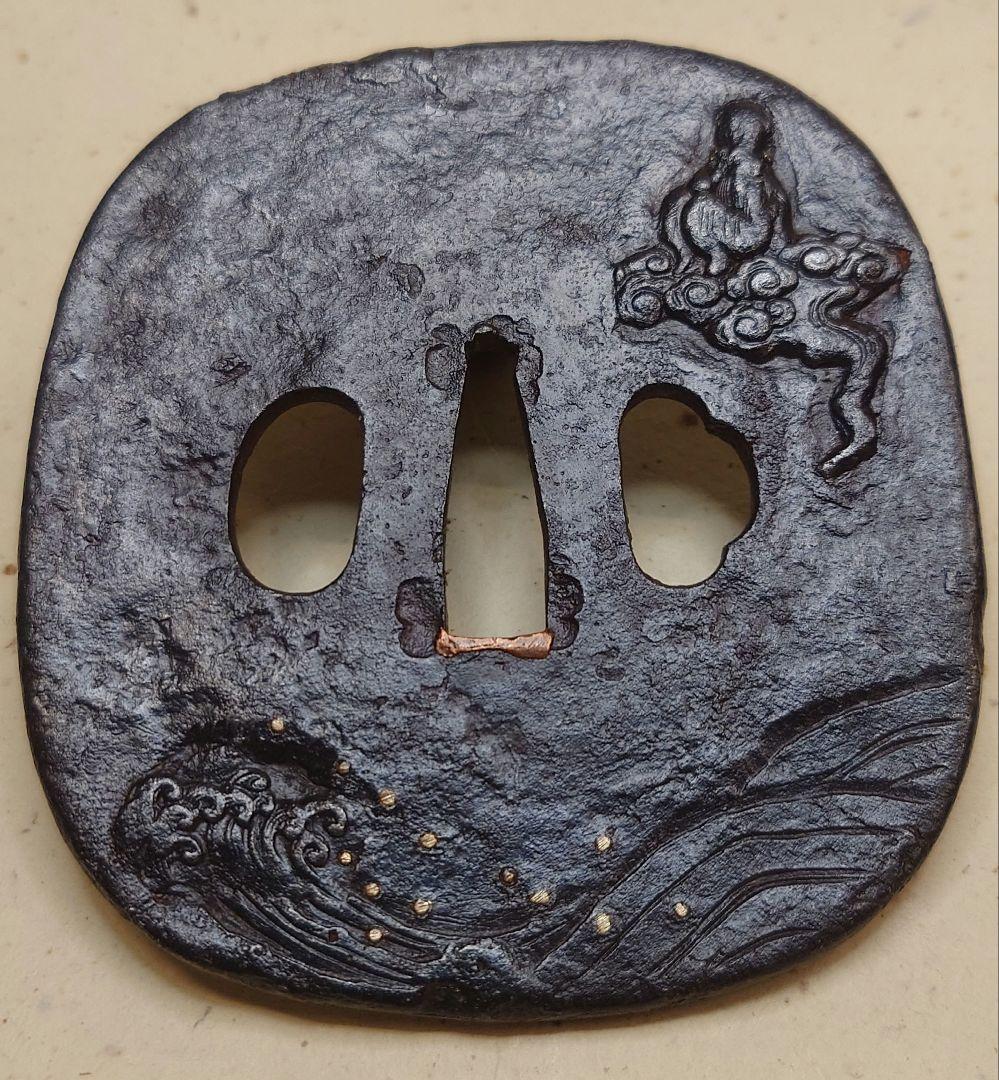 鉄鍔、鉄地に波に雲に乗る仙人？