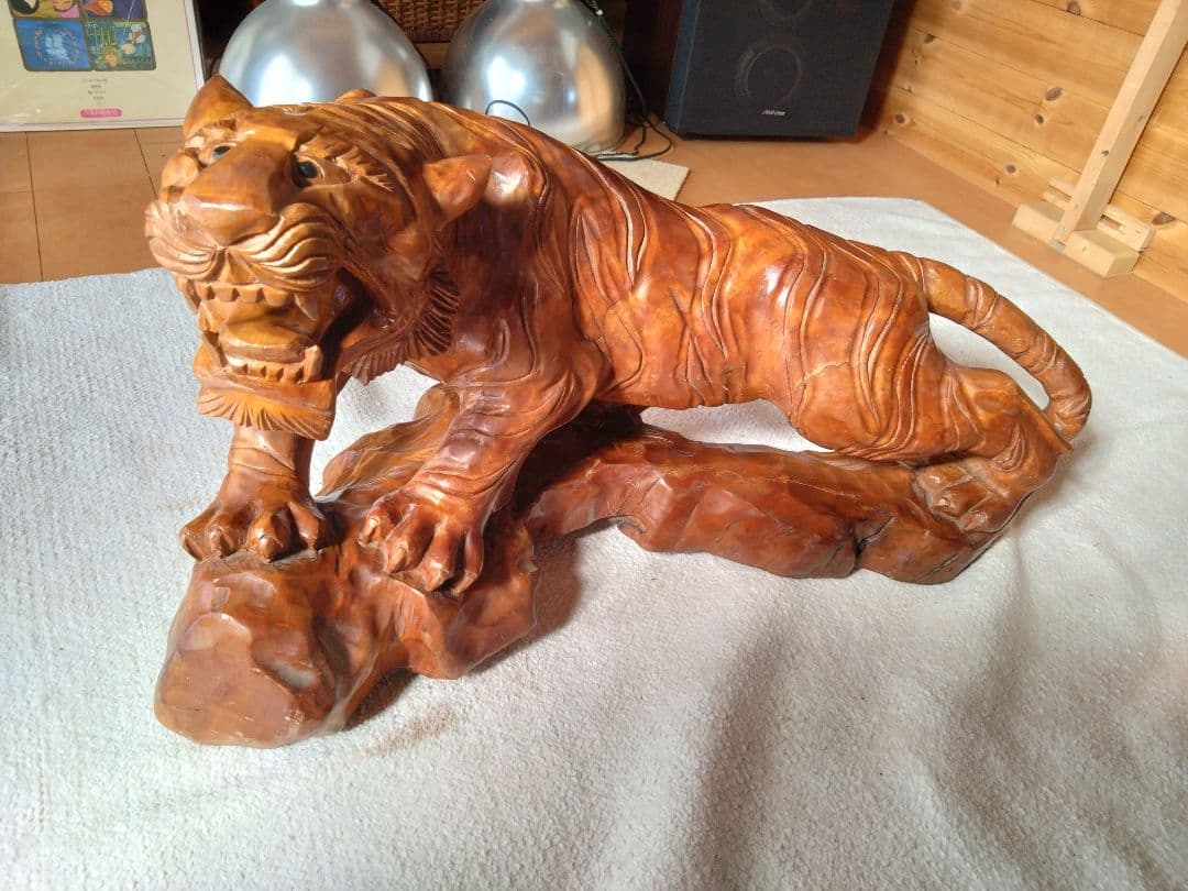 【美品 中古品】 虎の彫刻 木彫り 天然木 木製虎の彫刻 置物