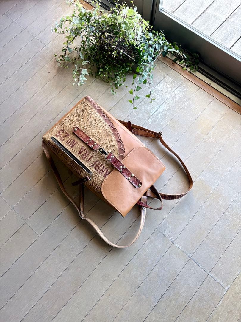 牛革キャメルの遊び心モリモリのリュック