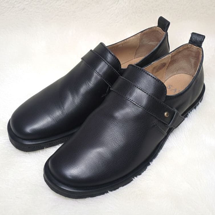 SAYA【美品】23.5 ベルトデザイン スリッポンシューズ レザー　黒