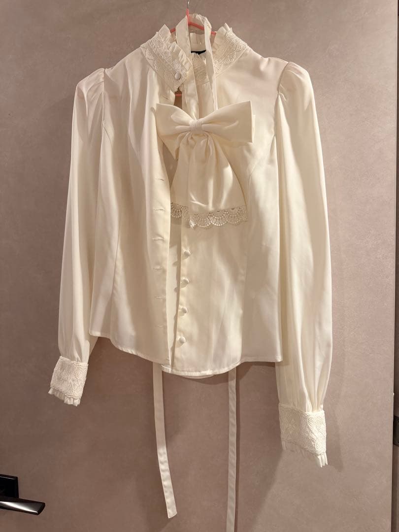 Sheglit/ブラウス+リボンジャボ/白