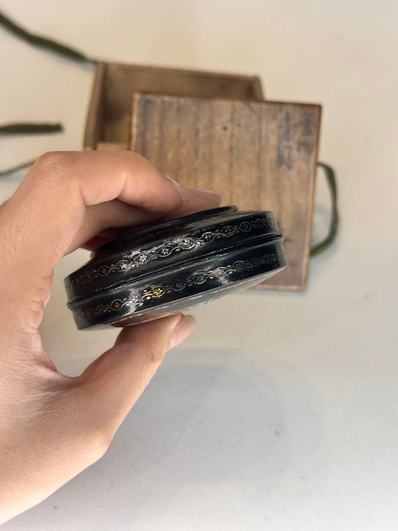 唐物 青貝香合　螺鈿嵌　傷有　漆器 時代物　共箱付