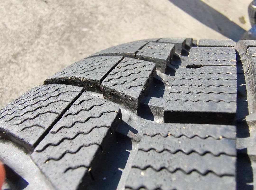 スタッドレスタイヤ４本セットおまけ付215/65R16　ウィンタートランパスTX