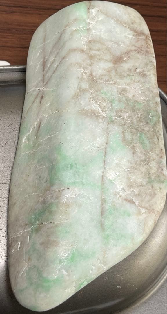 明緑色　入りコン沢翡翠280g 糸魚川　ヒスイ　ひすい