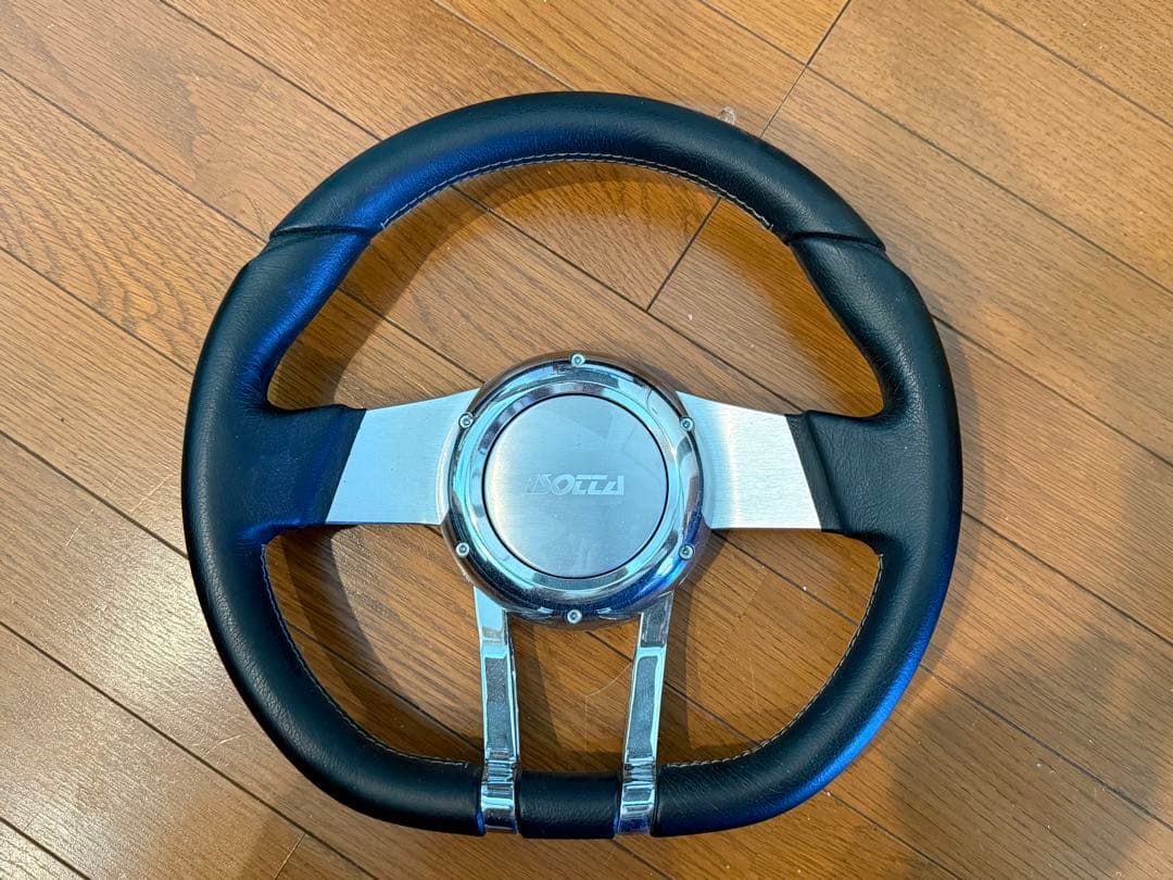 Isotta ステアリングホイール
