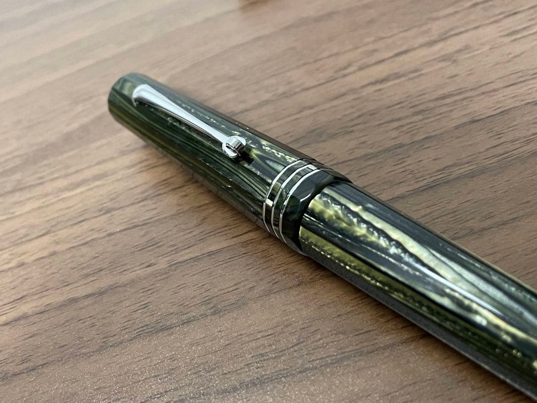 万年筆 レオナルド Wild World Celluloid LE