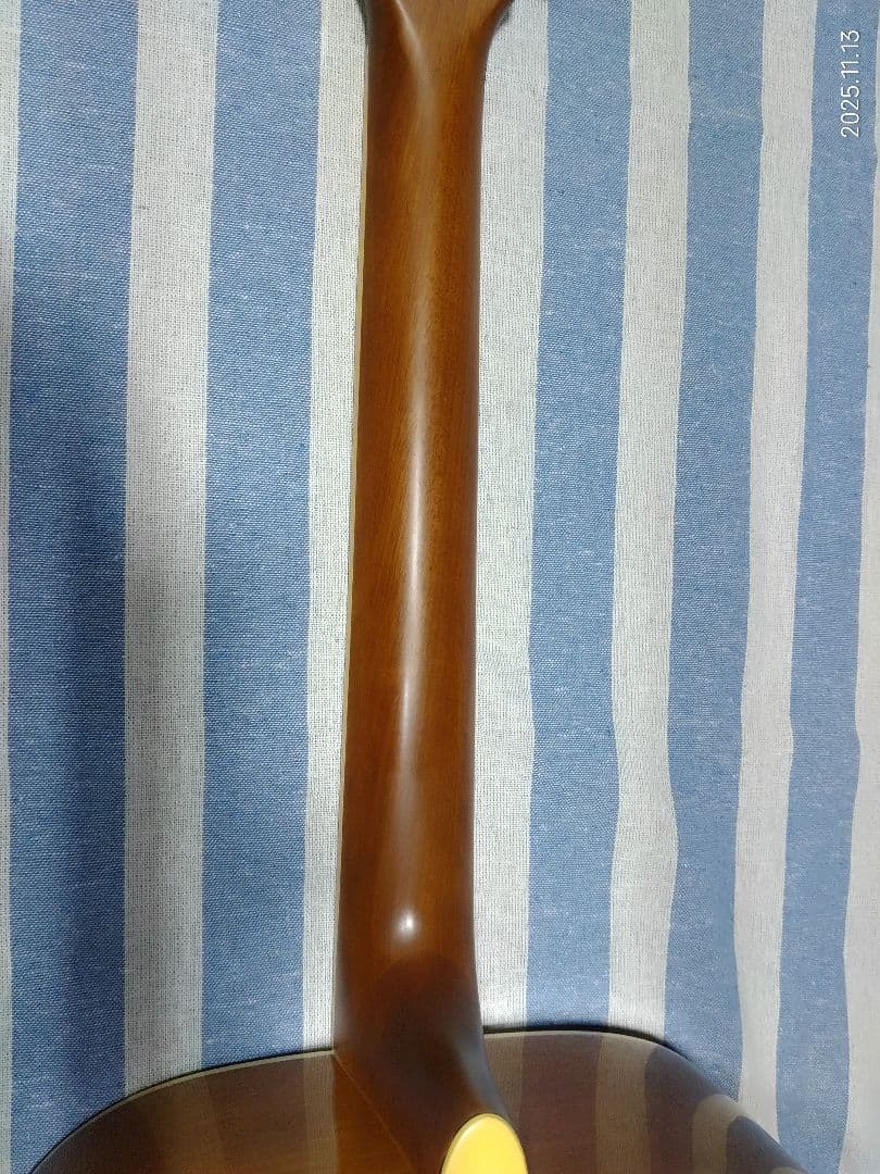 YAMAHAのフォークタイプのアコースティックギターFS720TBS美品です。