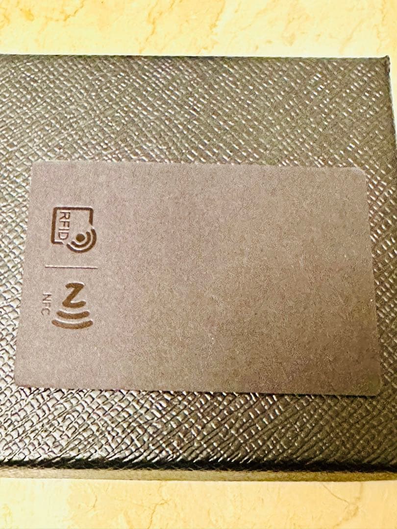 新品プラダ　ガレリア　ヘアークリップ　ミラノ限定品