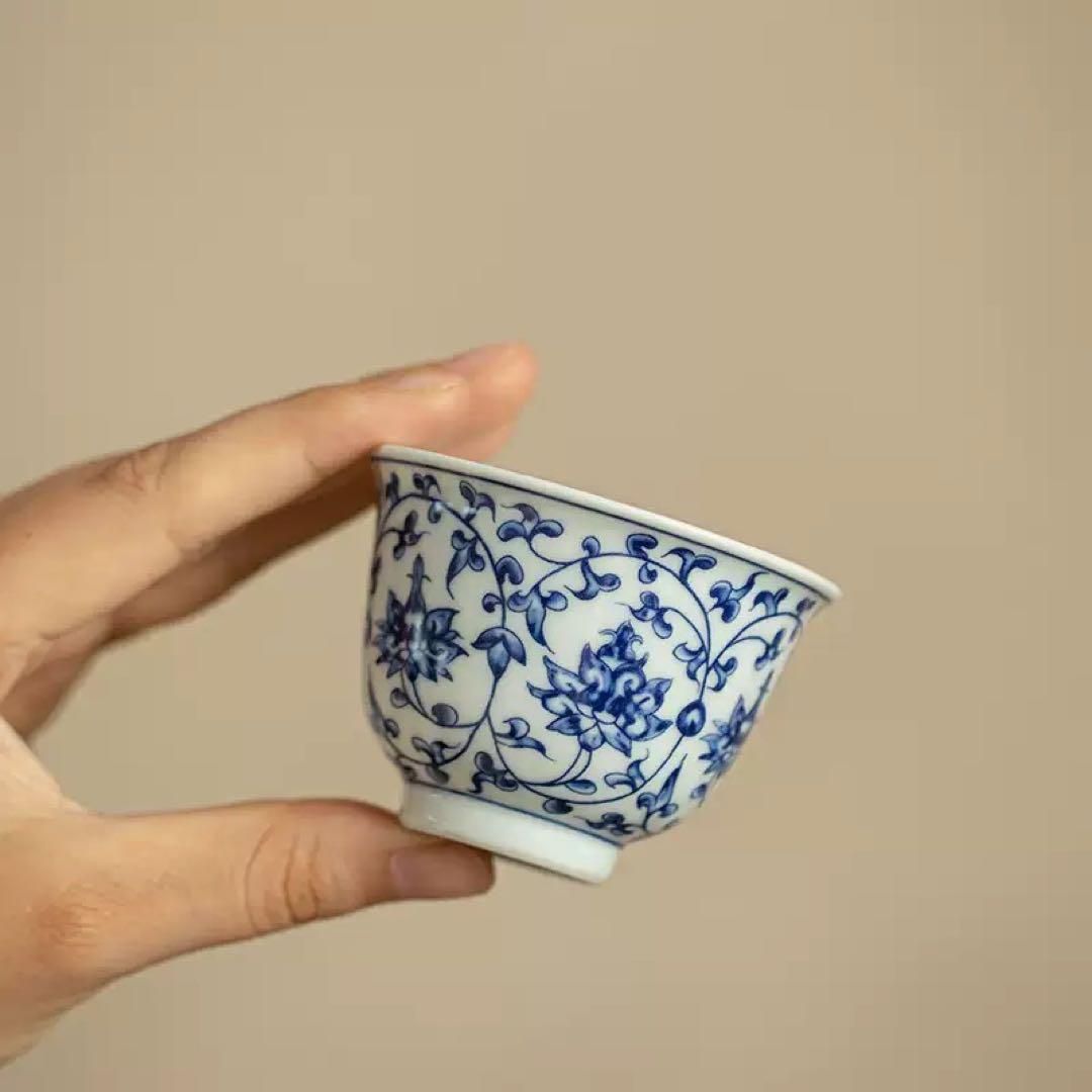 青と白の花柄陶器カップ
