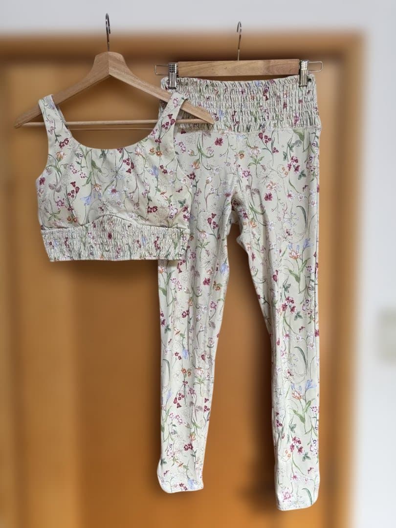 スカーラヨガウエア　上下　M サイズ　美品　薄黄色　小花柄　ブラトップ　レギンス