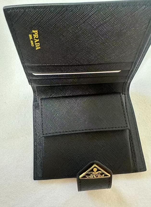 Prada プラダ 二つ折り 財布 ブラックj