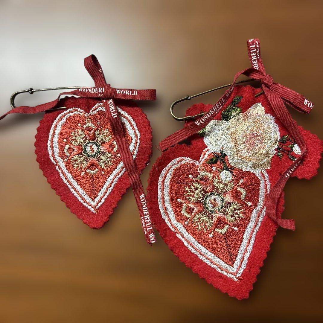 ワンダフルワールド　ハート型フェルトワッペン ブローチ　大小セット赤