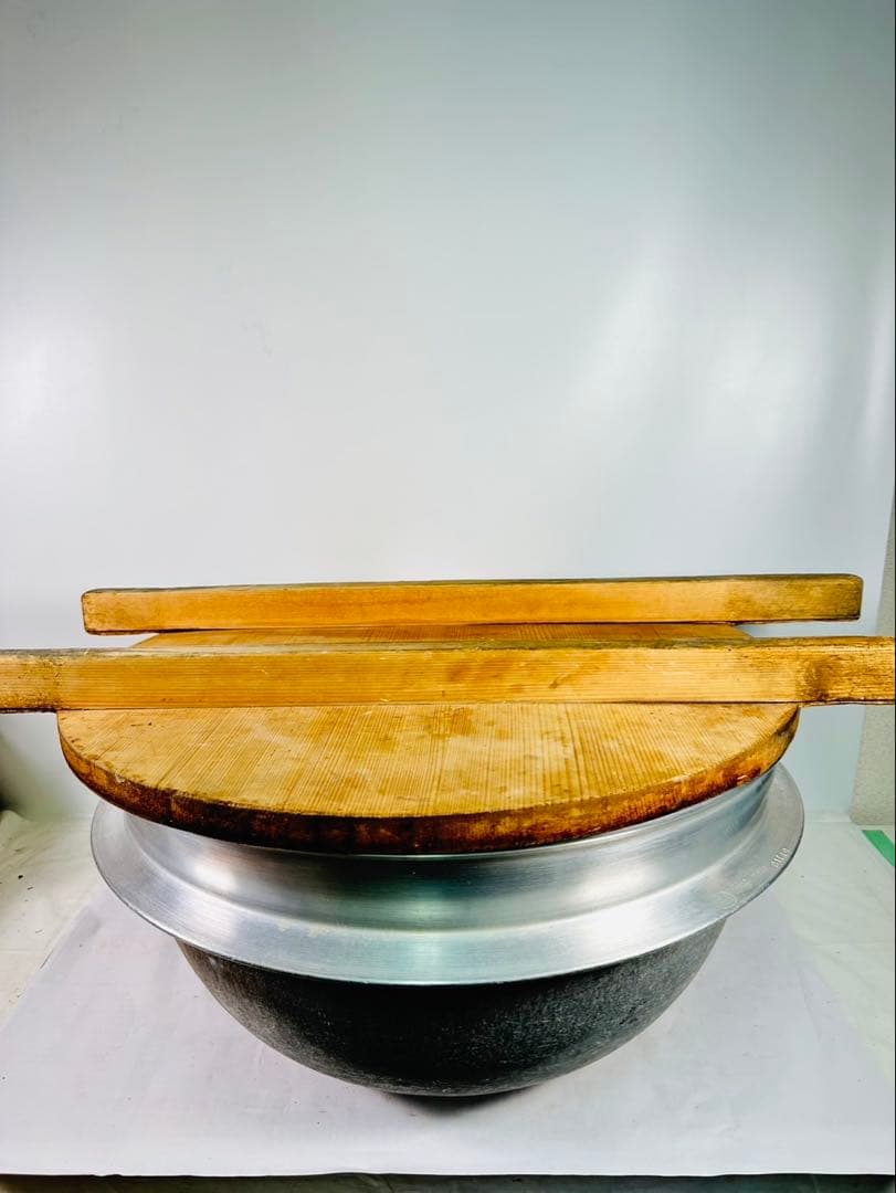 【珍品】大型茹で釜　木蓋つき　大釜　蕎麦屋　茹で釜　アンティーク　羽釜　５６ｃｍ
