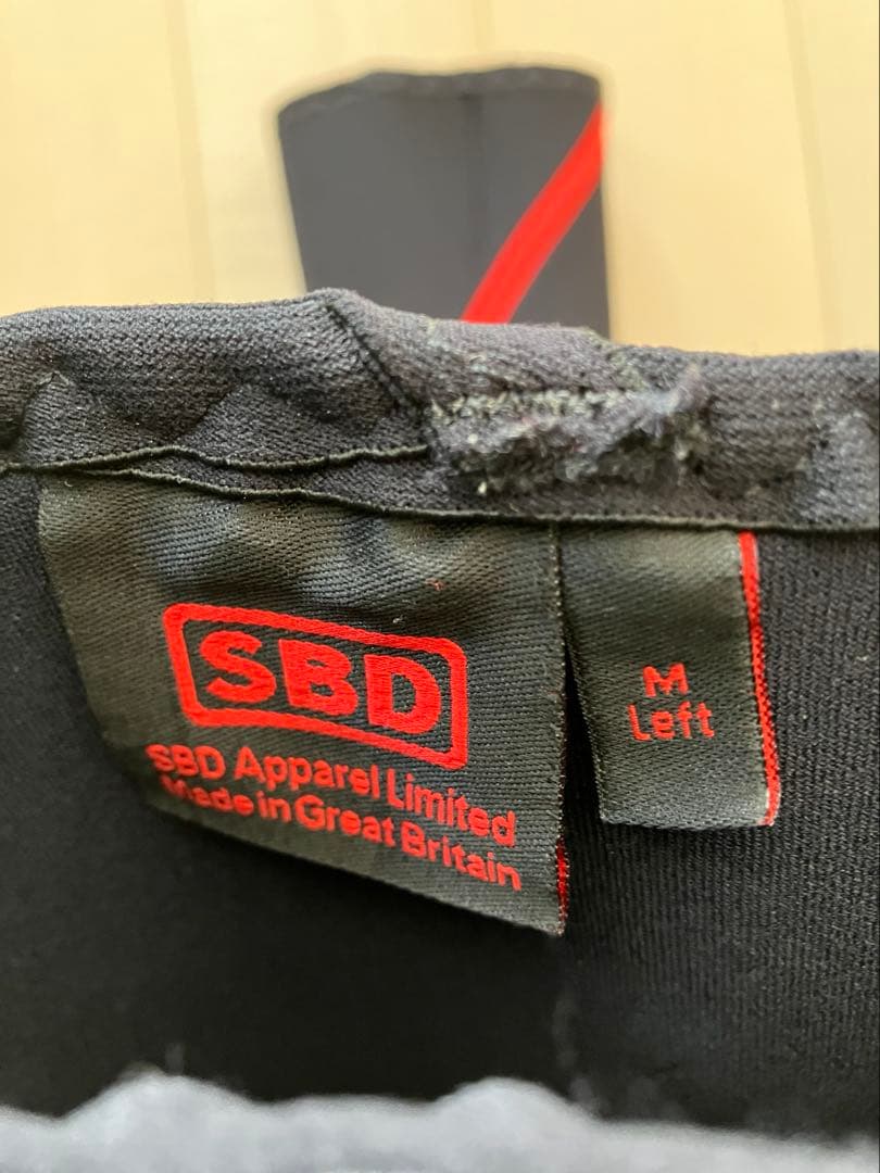 SBD ニースリーブ Mサイズ ブラック/レッド