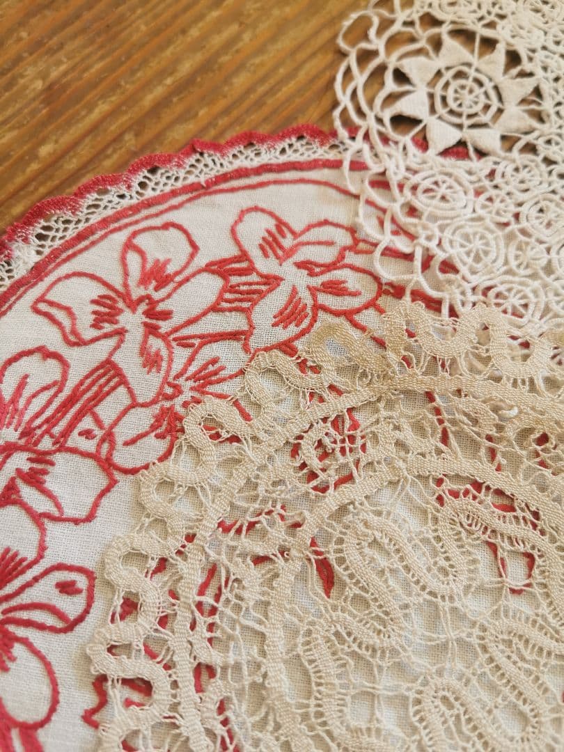 アンティークフランス 菫とカラーリリーの赤糸刺繍 レーストリム リネンドイリー