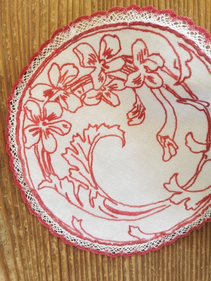 アンティークフランス 菫とカラーリリーの赤糸刺繍 レーストリム リネンドイリー