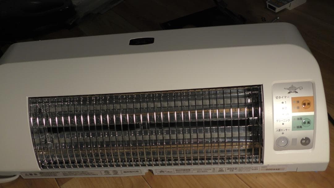 壁掛け電気ストーブ