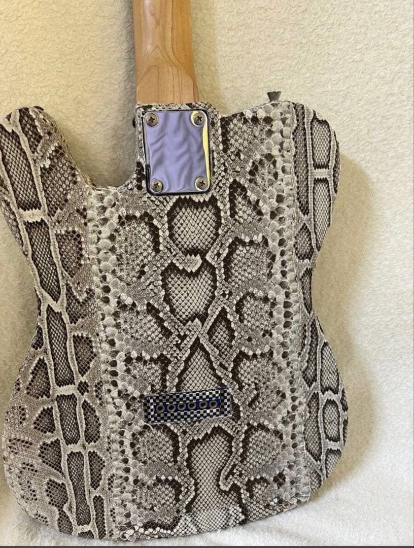 エレキギター テレキャスタータイプ　本物パイソン（ヘビ革）貼り込み