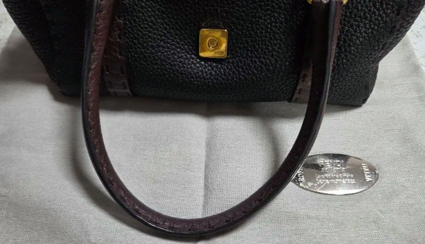 フェンディFENDI レザー ハンドバッグ 黒と茶色のコンビ