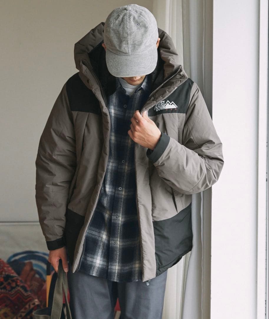 FIRST DOWN 〈チャコール〉Sサイズ パネルショートダウン