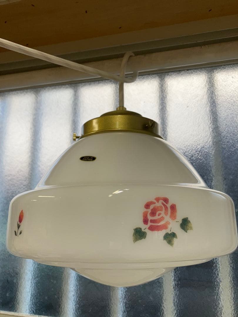 マニーローズ柄 ホワイトガラス ペンダントライトホワイトコード日本製灯具と電球付