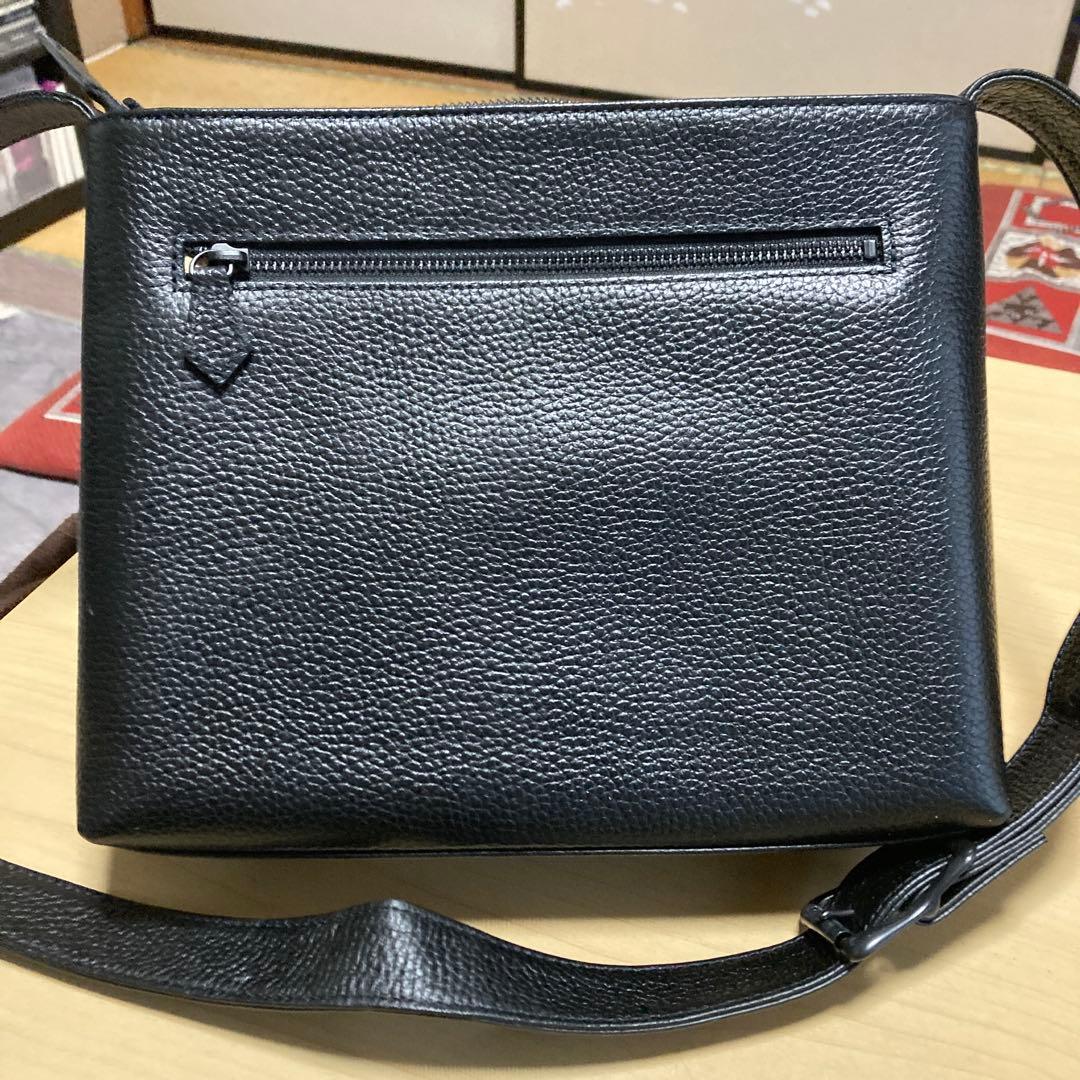 HushTug ブラックレザーショルダーバッグ