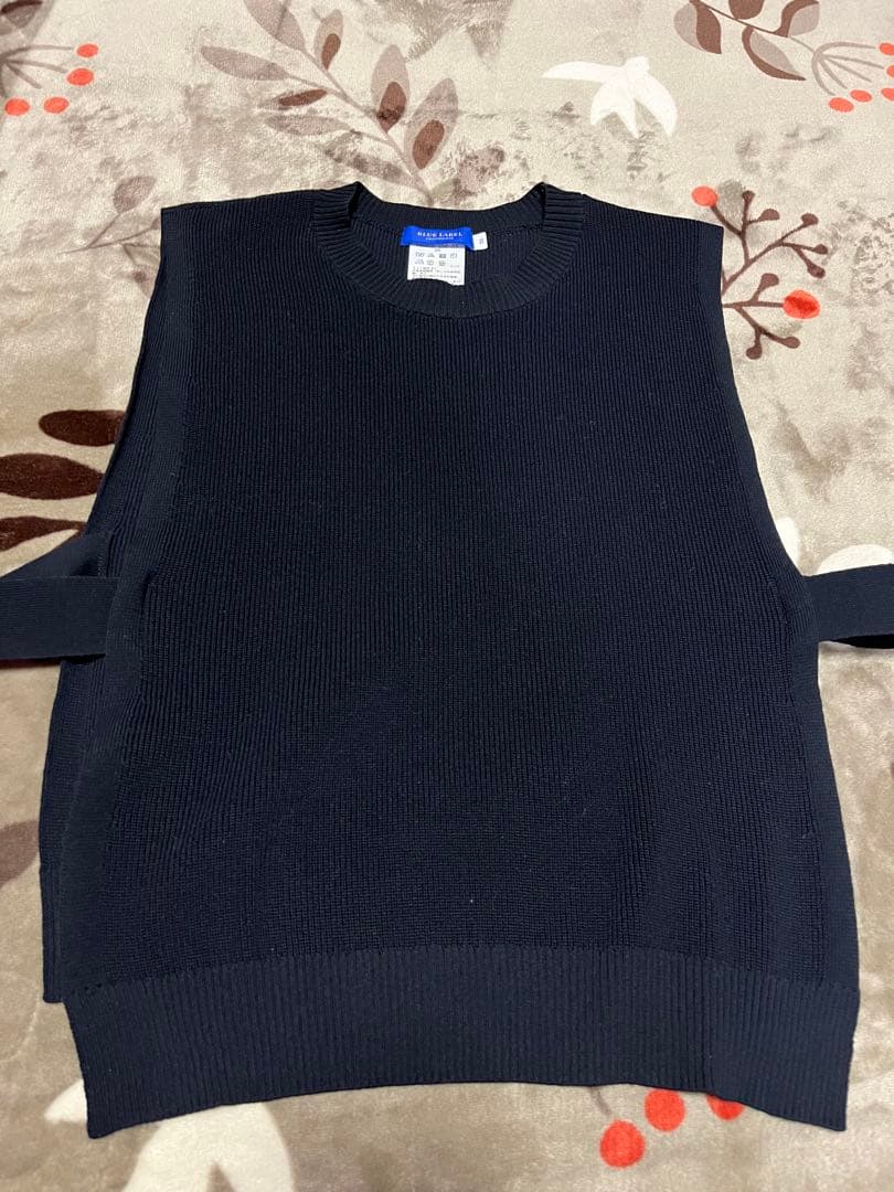 ブルーレーベルクレストブリッジ38ブラウス＋黒ニットベストキレイ目