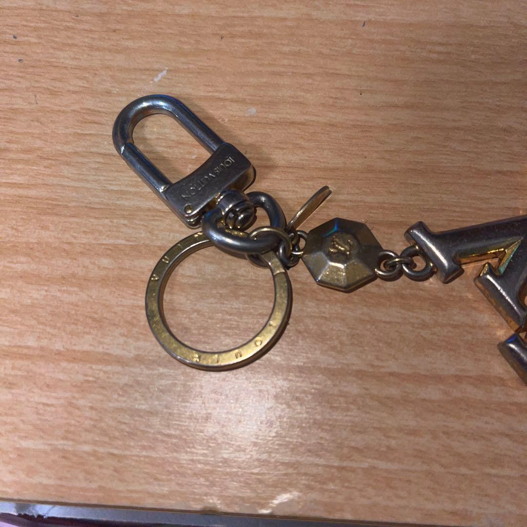 ルイヴィトン ポルトクレ LV ファセット ロゴ チャーム