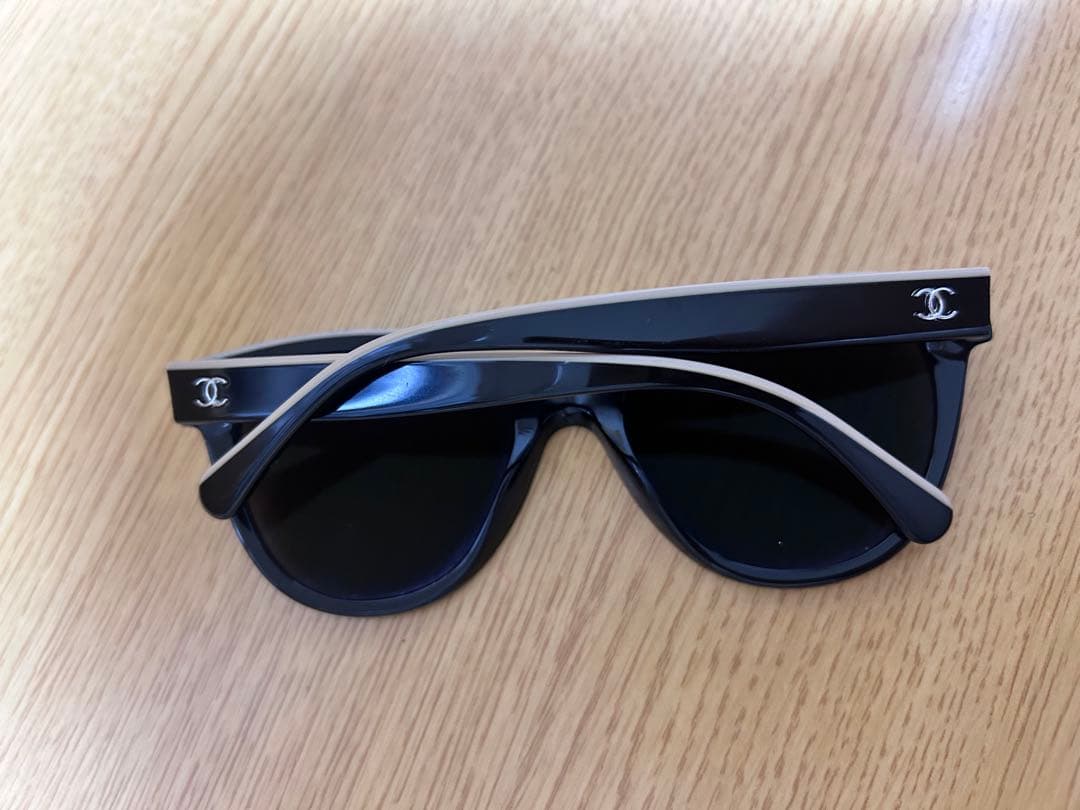 CHANEL キャットアイサングラス ブラック/ホワイト