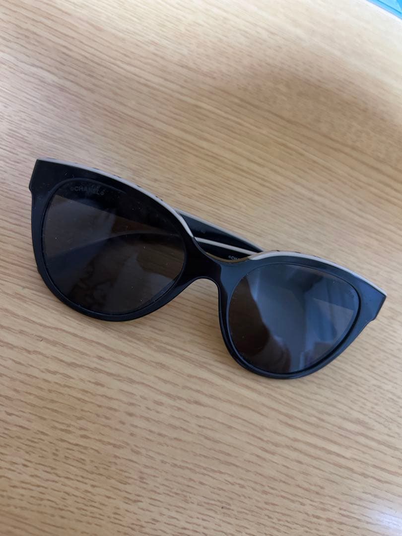CHANEL キャットアイサングラス ブラック/ホワイト