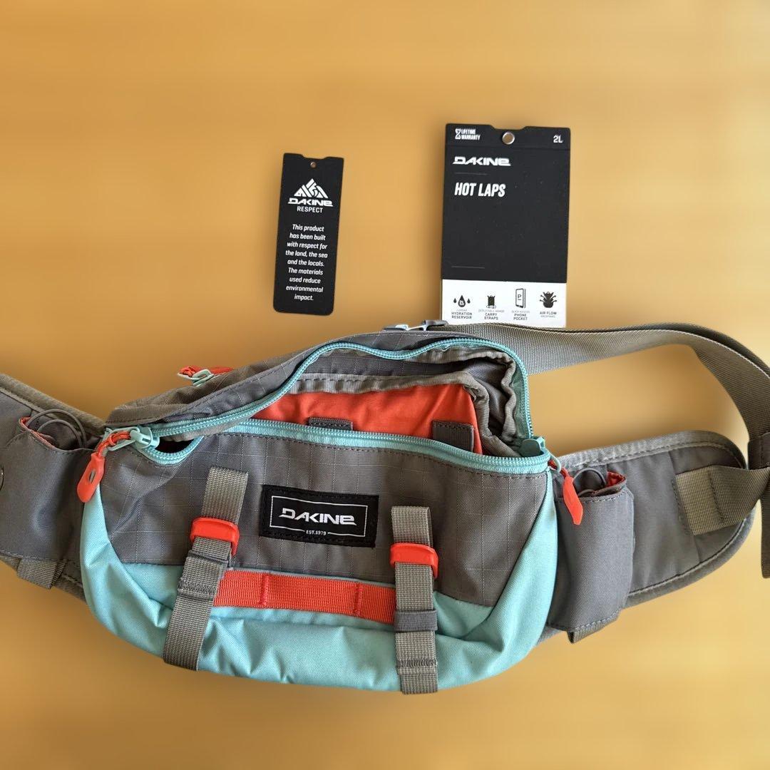 DAKINE HOT LAPS ボディバッグ