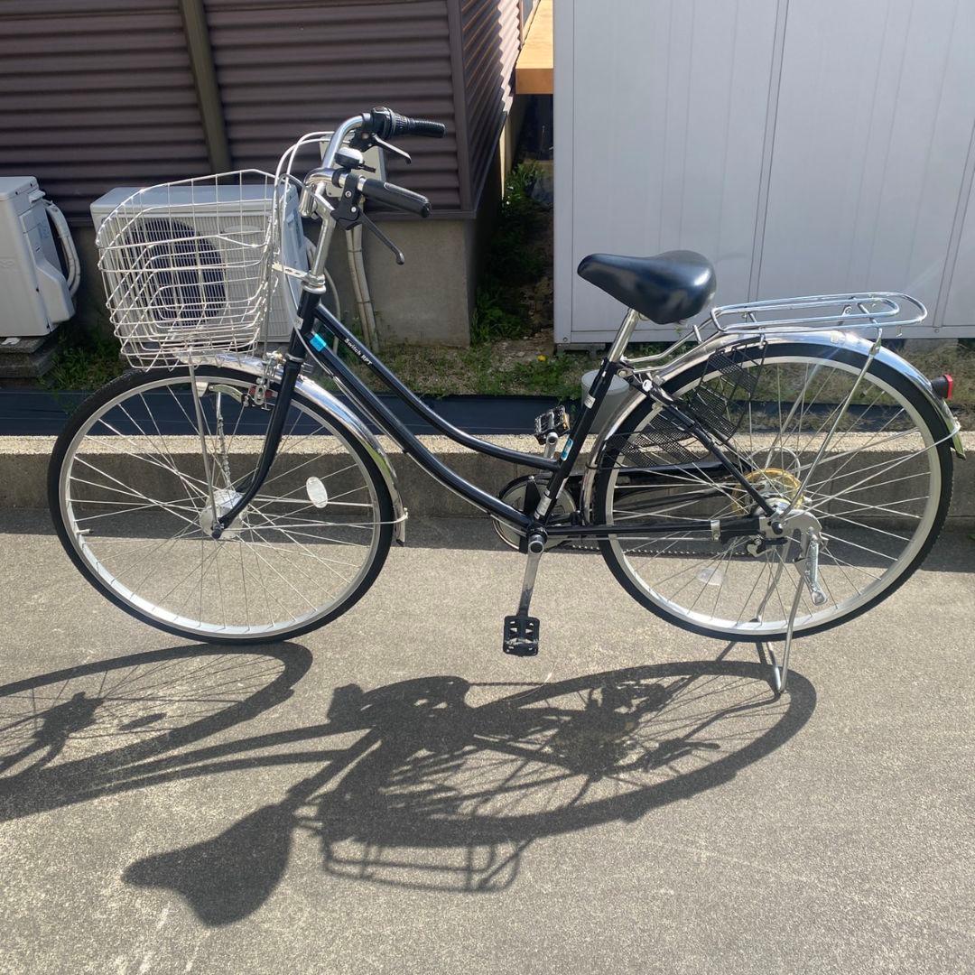 黒いシティサイクル 前カゴ付き