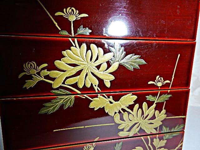 年代物の蓋付き四段重ね蒔絵菓子箪笥（蜻蛉蝶・牡丹菊蒔絵）
