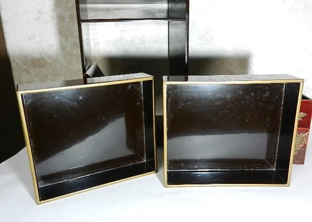 年代物の蓋付き四段重ね蒔絵菓子箪笥（蜻蛉蝶・牡丹菊蒔絵）