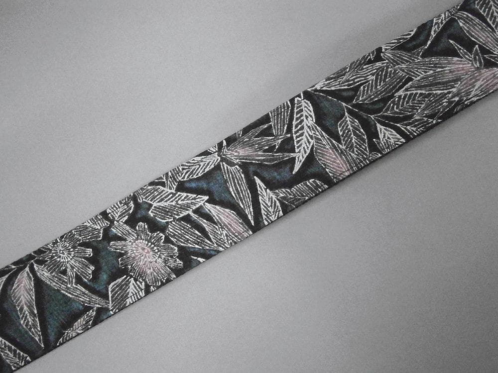 和柄ギターストラップ 着物シリーズ 花柄/黒 ハンドメイド #006