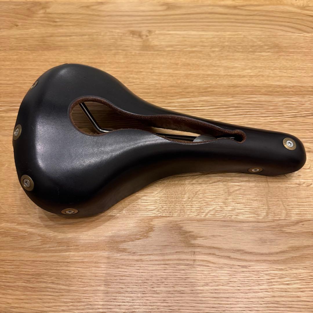 ジルベルソー レザー穴あき サドル