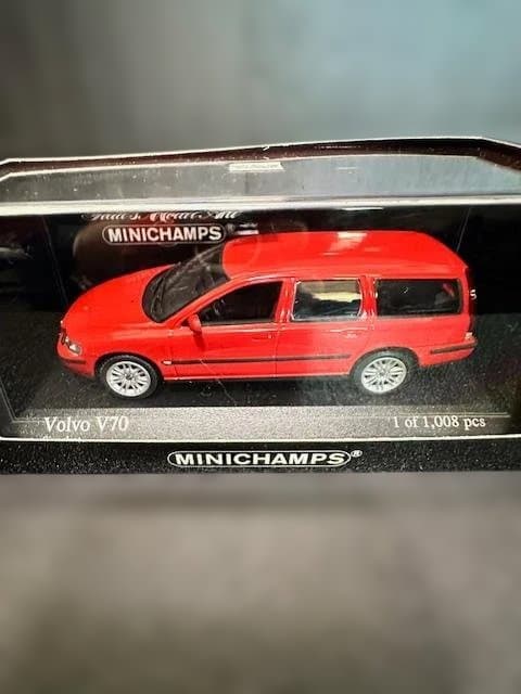【MINICHAMPS】 Volvo V70 （2000）赤　1/43