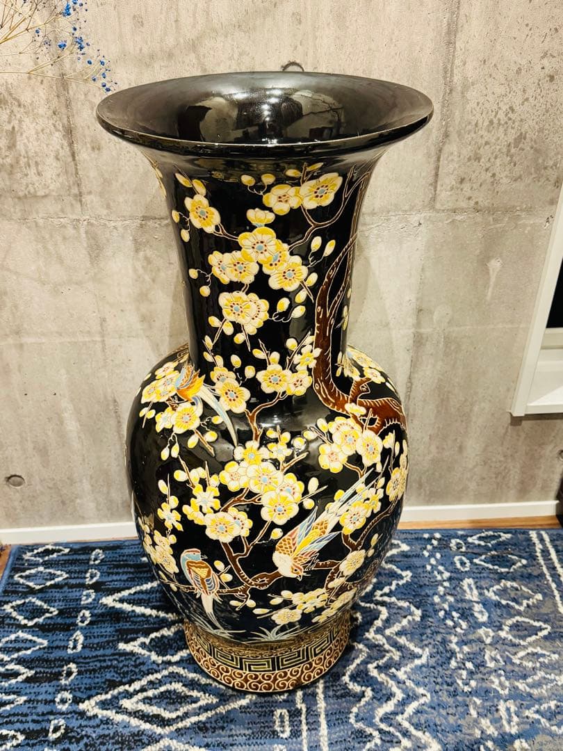 (39) 美しい東洋陶器の床置き花瓶。桜と鳥が描かれ彫刻されています。