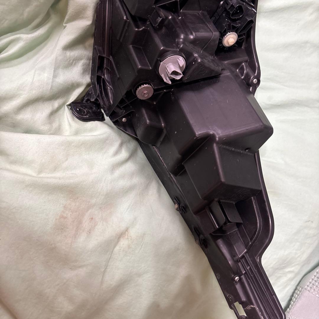 ヴェゼルDAA-RU4ヘッドライトASSY右側