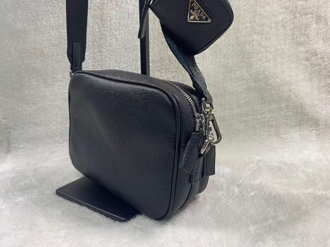 PRADA ブラックナイロンショルダーバッグ